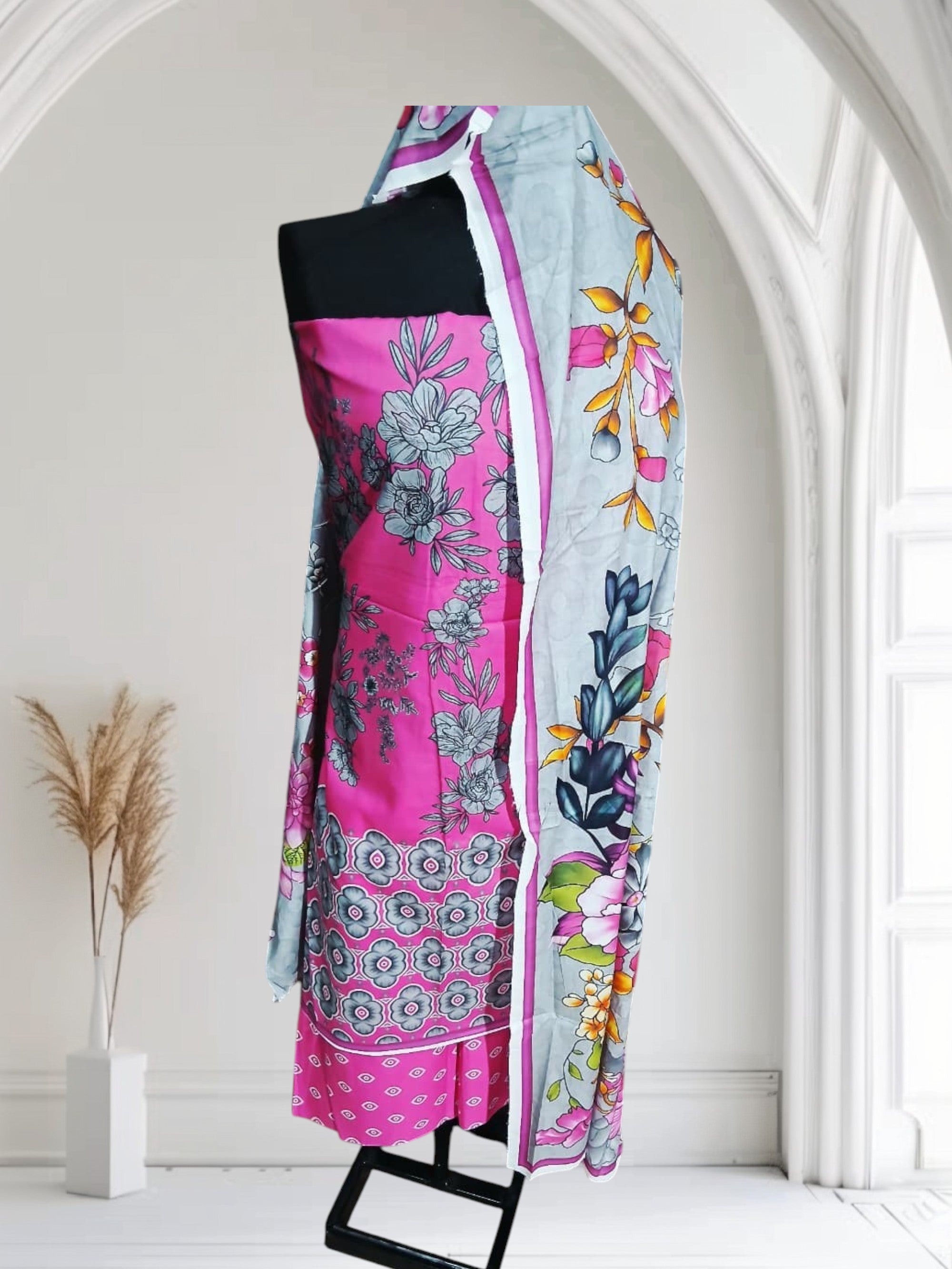 🌸 MMC Printed Lawn – 3 Piece Suit 🌸