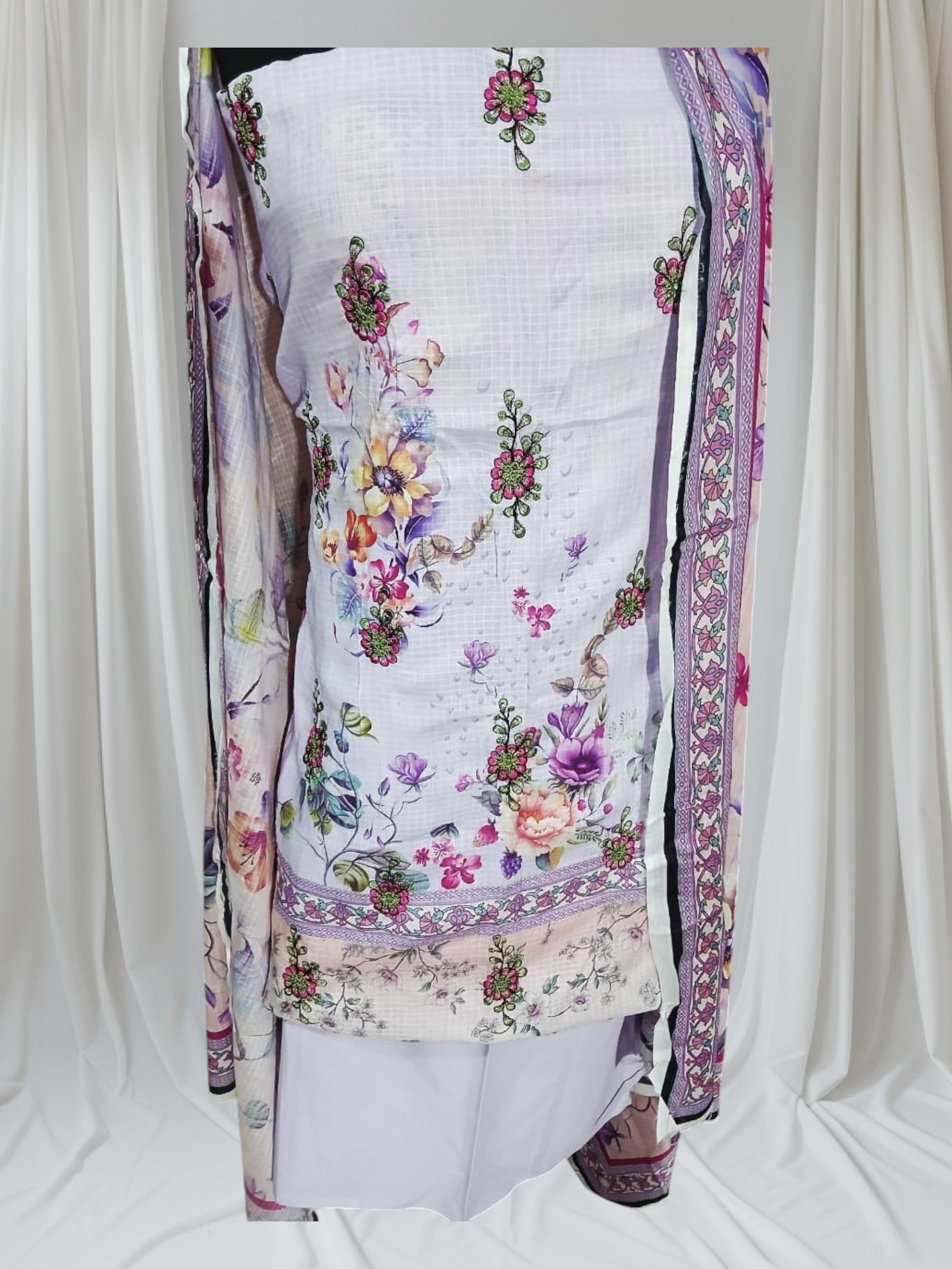 🌸 Sasi Lawn – 3 Piece Suit 🌸