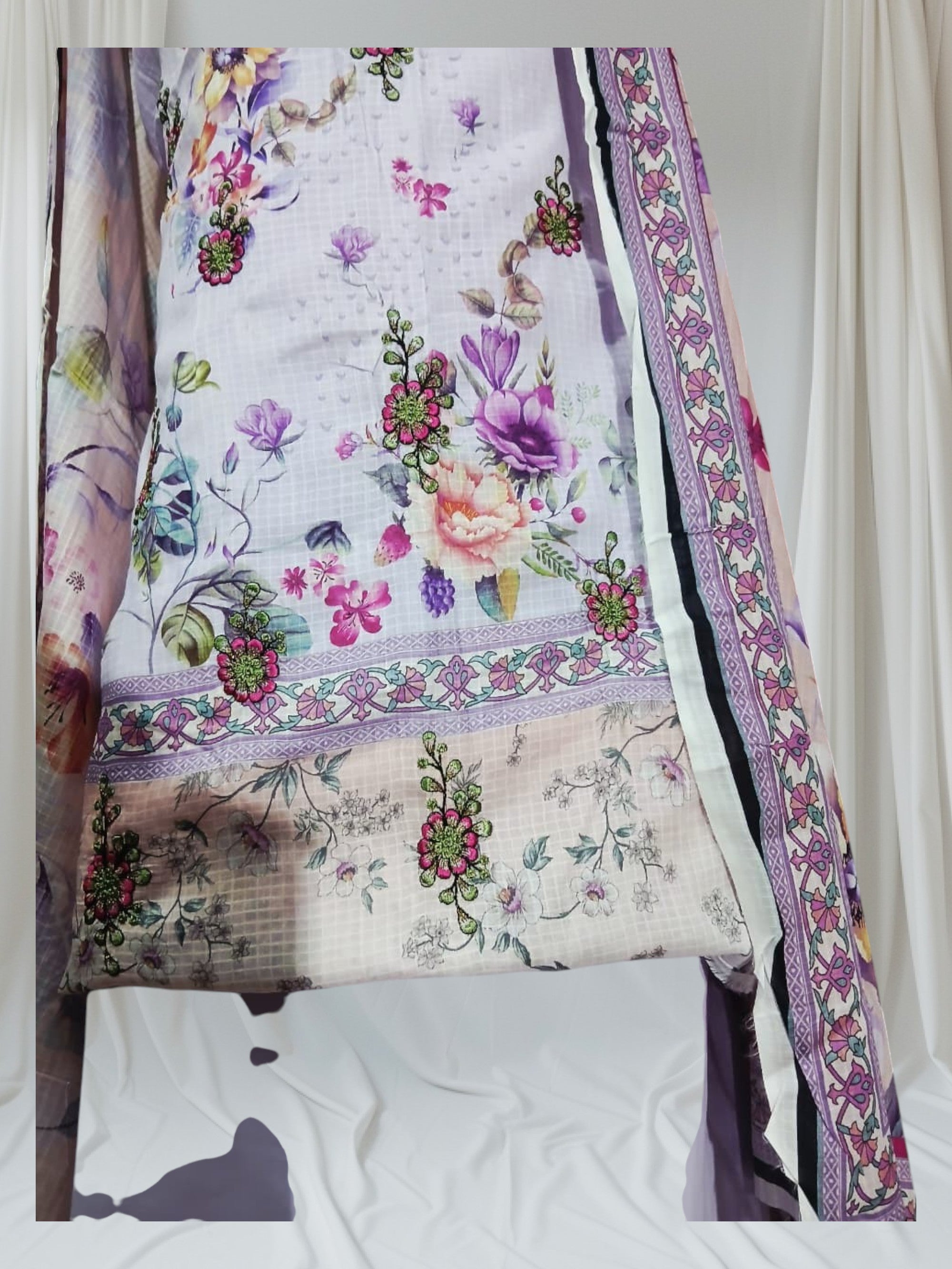🌸 Sasi Lawn – 3 Piece Suit 🌸